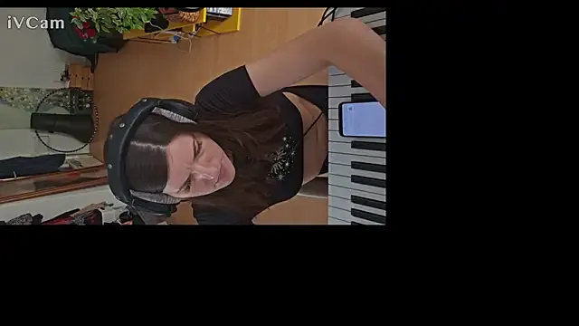 ViviennePower – webcam model profile photo Image 8