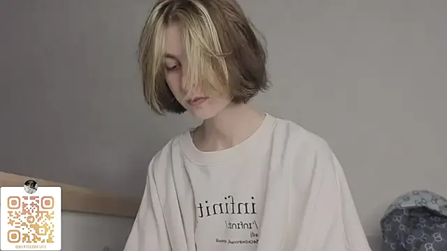 SarahBlair – webcam model profile photo Image 11