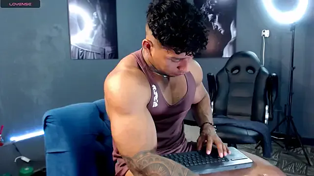 CurlyElisa – webcam model profile photo Image 14