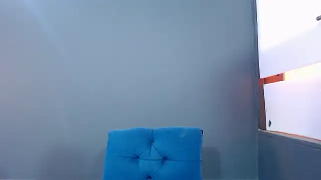 CurlyElisa – webcam model profile photo Image 5