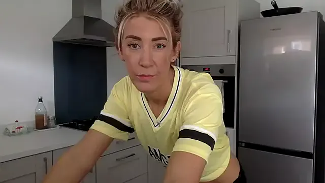 MiraKova – webcam model profile photo Image 9