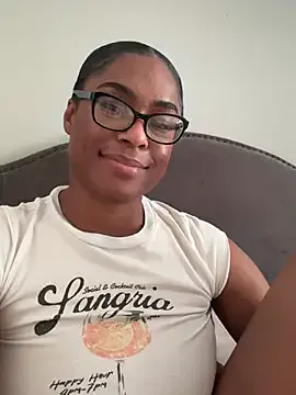 EmaSalis – webcam model profile photo Image 5
