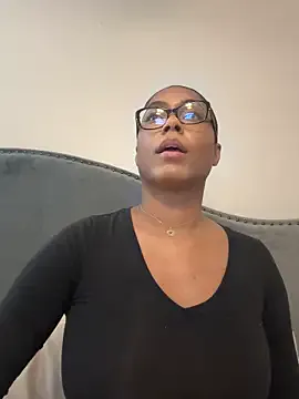 EmaSalis – webcam model profile photo Image 8