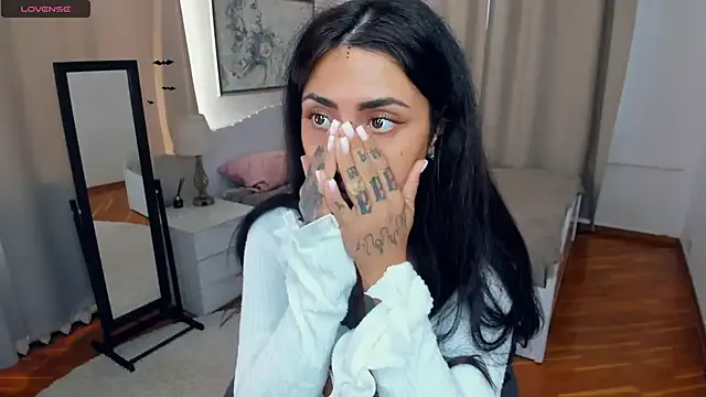 MiraKova – webcam model profile photo Image 10