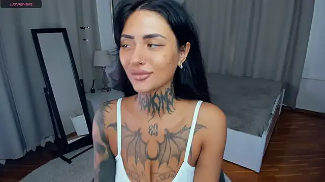 MiraKova – webcam model profile photo Image 2