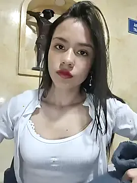 Bella – webcam model profile photo Image 4