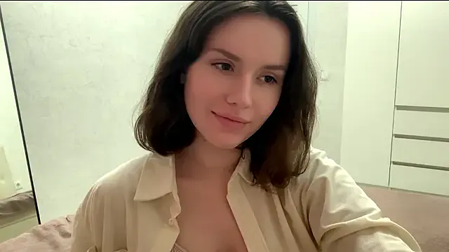 MilaDelays – webcam model profile photo Image 3