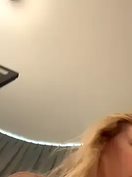 LeyahSummer – webcam model profile photo Image 9