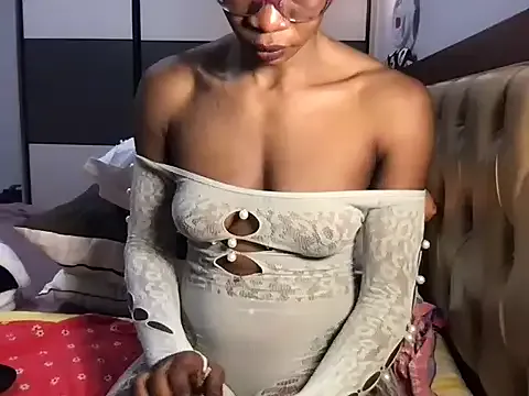 MiraKova – webcam model profile photo Image 4