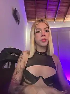 AdelinaLuuna – webcam model profile photo Image 9