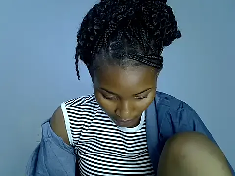 MiraKova – webcam model profile photo Image 4