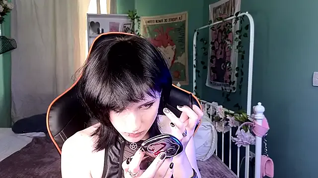 QueenTarote – webcam model profile photo Image 9
