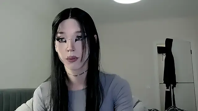 MiraKova – webcam model profile photo Image 11