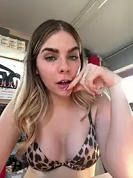 LizBentley – webcam model profile photo Image 2