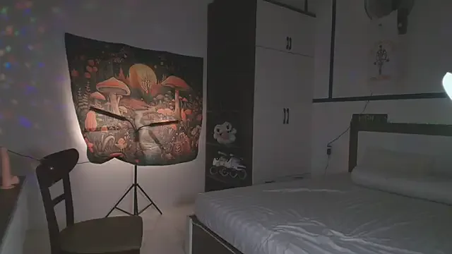 MiraKova – webcam model profile photo Image 6