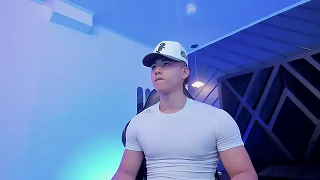 MiraKova – webcam model profile photo Image 3