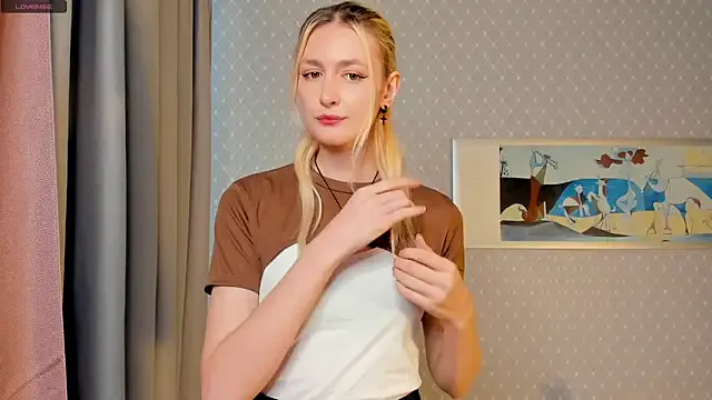 MiraKova – webcam model profile photo Image 11