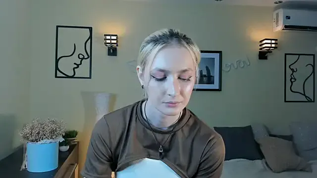 MiraKova – webcam model profile photo Image 6