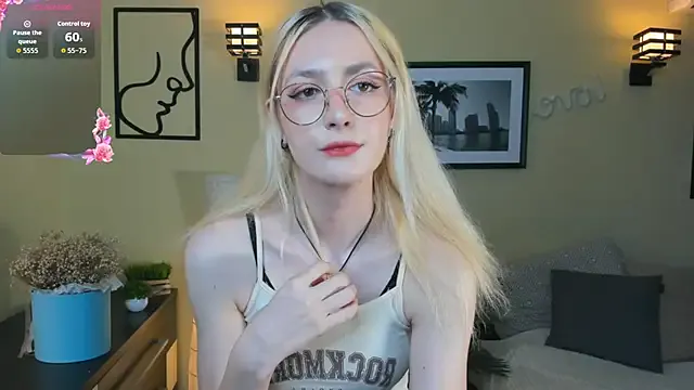 MiraKova – webcam model profile photo Image 8