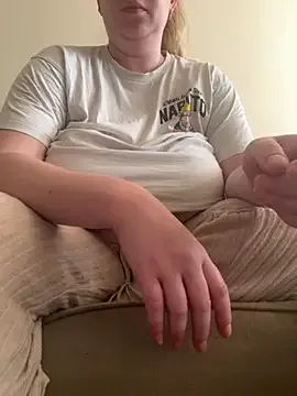 LeyahSummer – webcam model profile photo Image 2