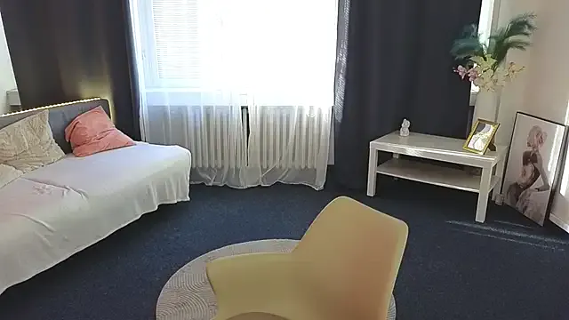 EllaDaviss Image 3
