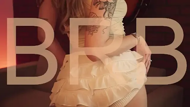 MiraKova – webcam model profile photo Image 9