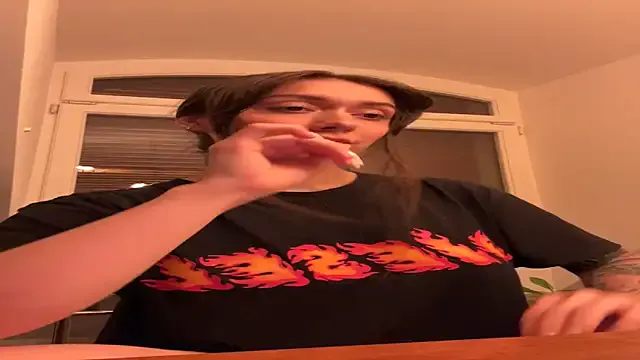 MiraKova – webcam model profile photo Image 17