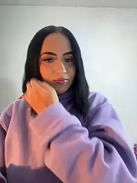 Carine – webcam model profile photo Image 5