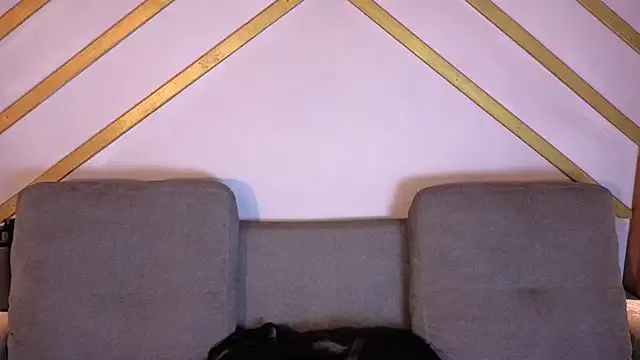 MiraKova – webcam model profile photo Image 5