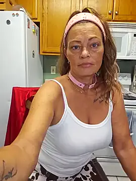 SUZU_1201 – webcam model profile photo Image 18