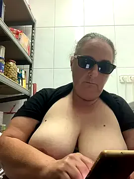 MartinaLeen – webcam model profile photo Image 11