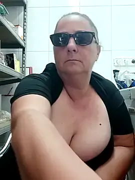 MartinaLeen – webcam model profile photo Image 3
