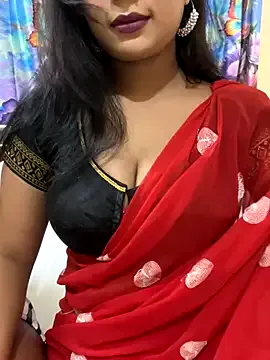 Caroline – webcam model profile photo Image 3