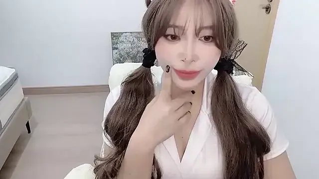 MiraKova – webcam model profile photo Image 5