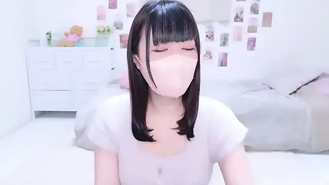 Carine – webcam model profile photo Image 4