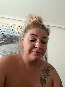 VickiAstra – webcam model profile photo Image 9