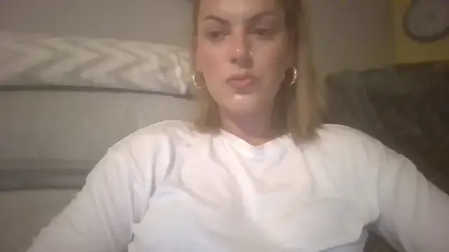 MartinaLeen – webcam model profile photo Image 4