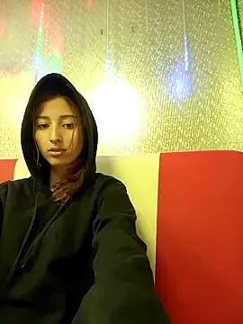 Raisa – webcam model profile photo Image 3