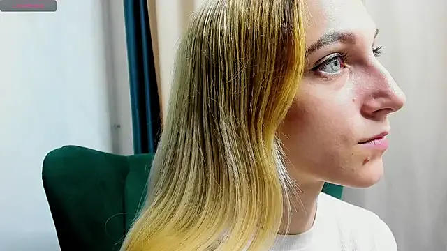 RoxyBuch – webcam model profile photo Image 3