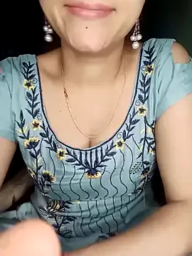 Caroline – webcam model profile photo Image 2