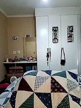 MiraKova – webcam model profile photo Image 4