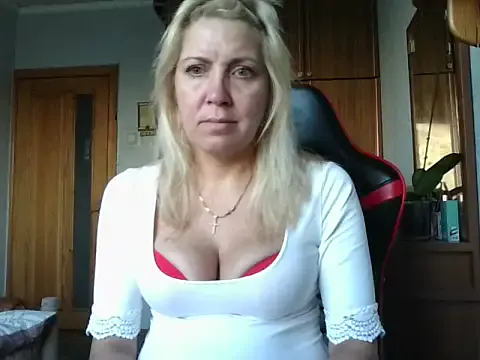 MiraKova – webcam model profile photo Image 2