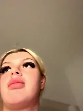 CrystalBarlow – webcam model profile photo Image 13