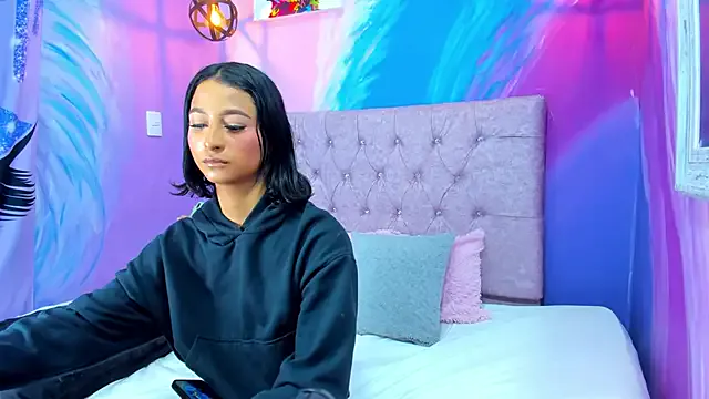 Skyller – webcam model profile photo Image 4