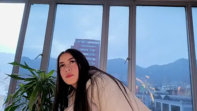 MiraKova – webcam model profile photo Image 5