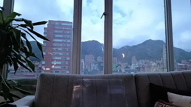 MiraKova – webcam model profile photo Image 6