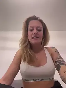 EsmeBrowm – webcam model profile photo Image 2