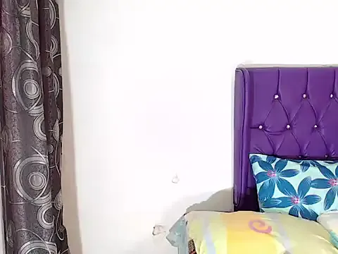 MiraKova – webcam model profile photo Image 4