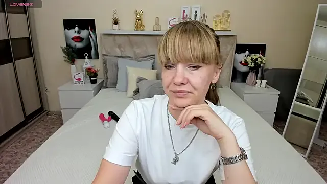 -SweetDi- – webcam model profile photo Image 2