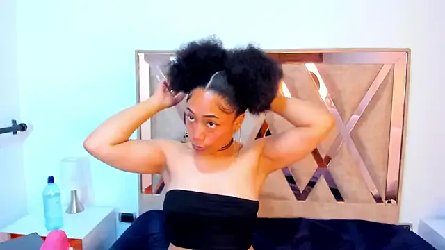 MiraKova – webcam model profile photo Image 9